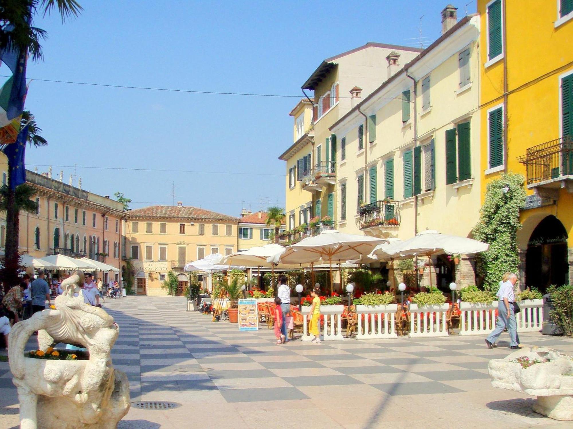 Enticing Holiday Home In Lazise With Swimming Pool Ngoại thất bức ảnh