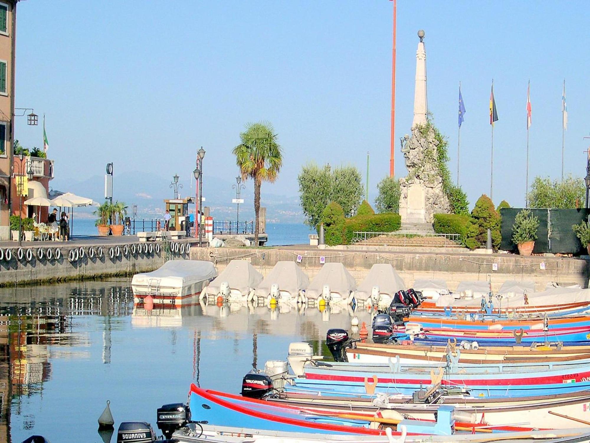 Enticing Holiday Home In Lazise With Swimming Pool Ngoại thất bức ảnh