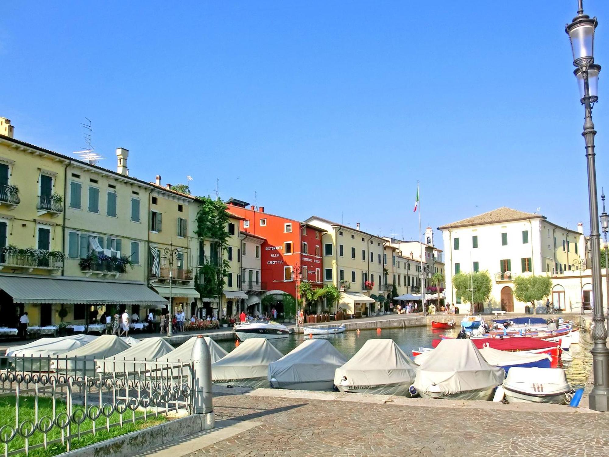 Enticing Holiday Home In Lazise With Swimming Pool Ngoại thất bức ảnh