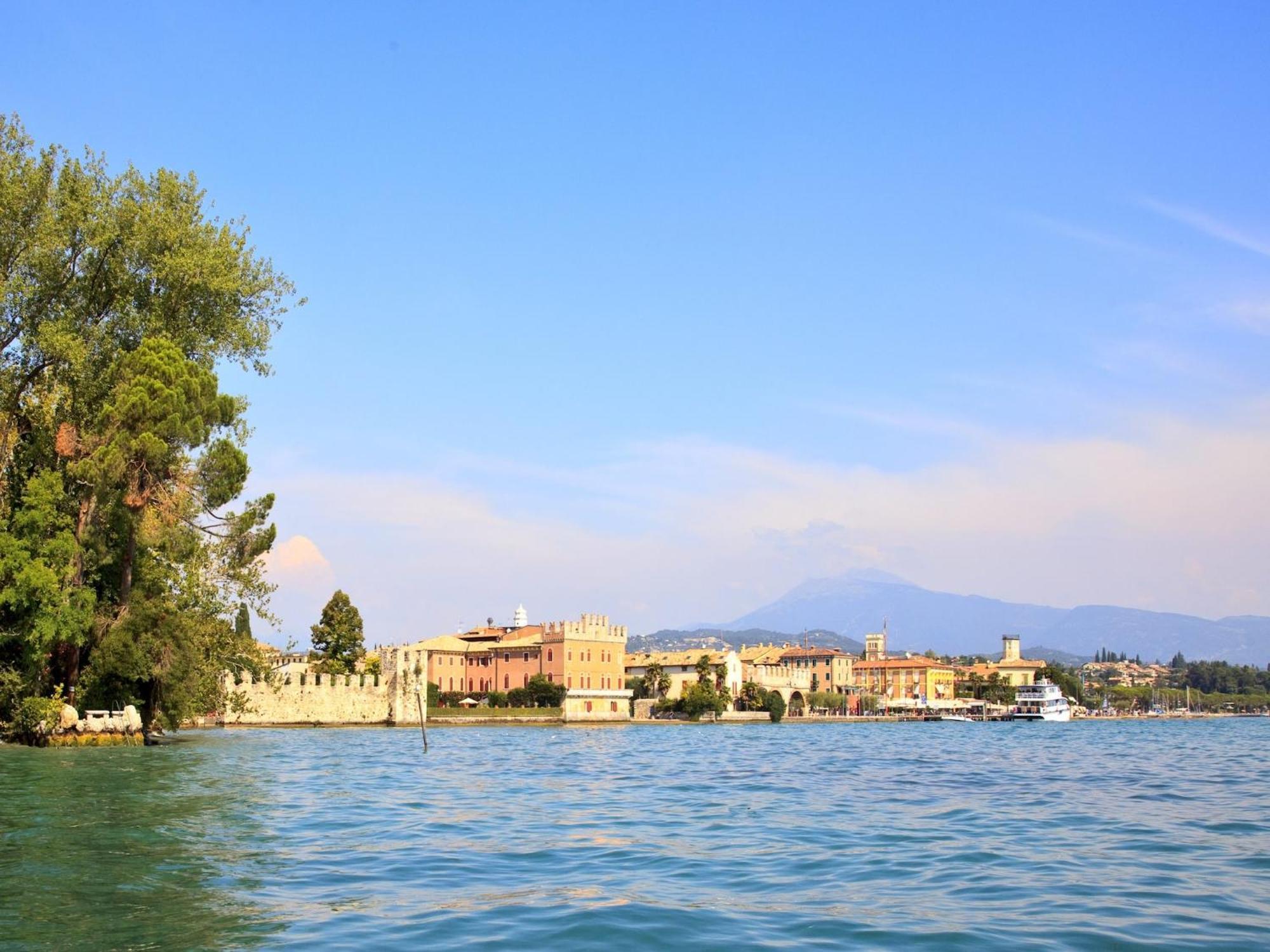 Enticing Holiday Home In Lazise With Swimming Pool Ngoại thất bức ảnh