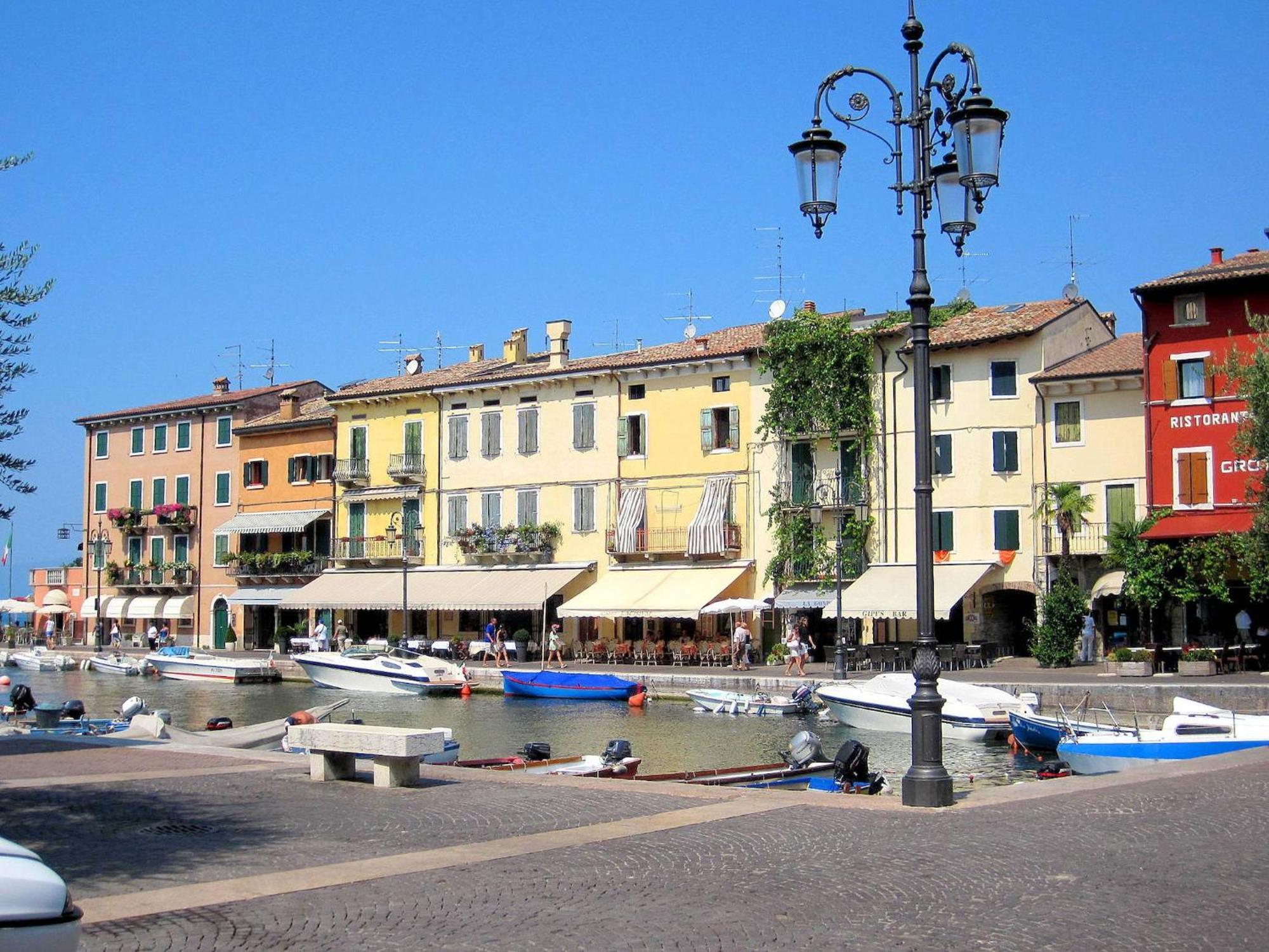 Enticing Holiday Home In Lazise With Swimming Pool Ngoại thất bức ảnh